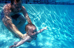 Обучаем малыша плавать